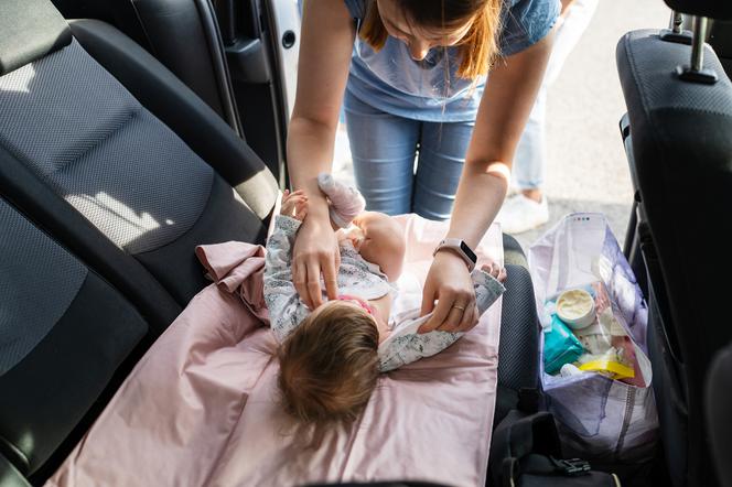 po co jest przylepiec przy pieluchomajtkach pampers